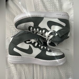 NIKE AIR FORCE ONE MIDS